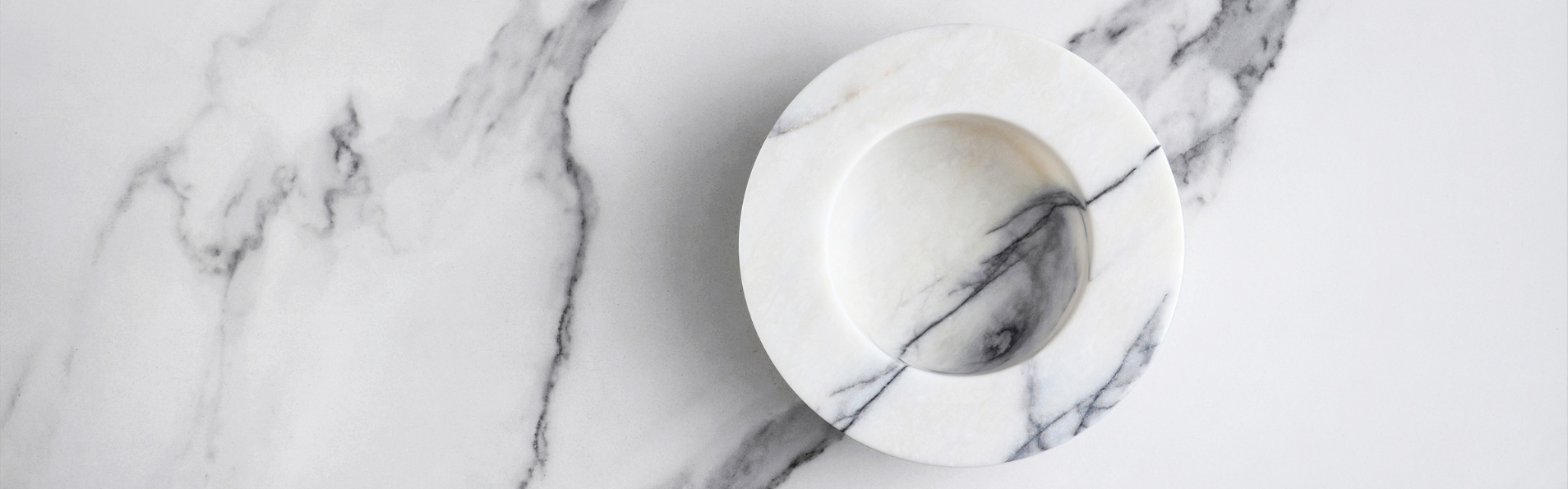 Assiette effet marbre sur table en marbre