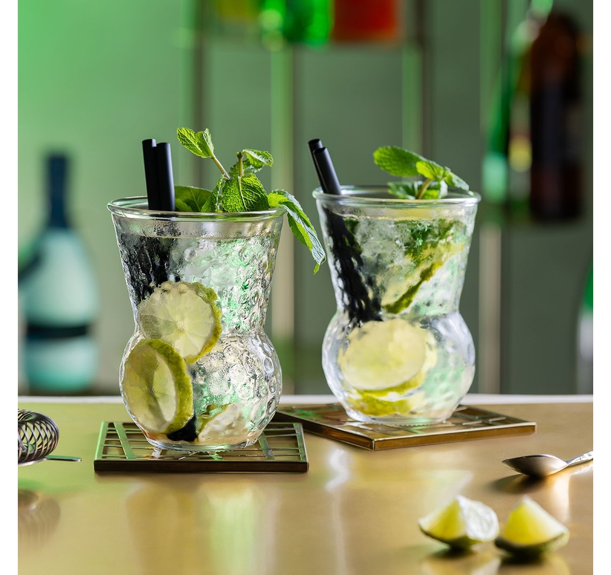 Verre à cocktail Mojito de Bormioli Rocco, avec une capacité de 38cl. Design élégant, idéal pour servir les mojitos et autres boissons. Parfait pour les bars et restaurants.